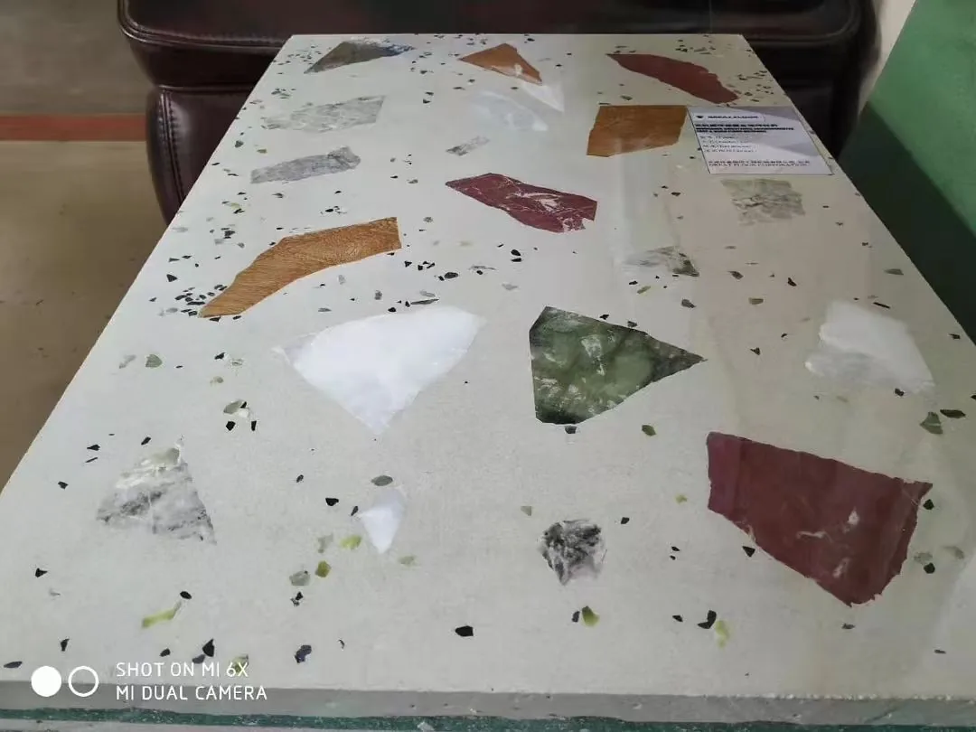 水磨石骨料试样块,展示彩色玻璃与石材骨料配比